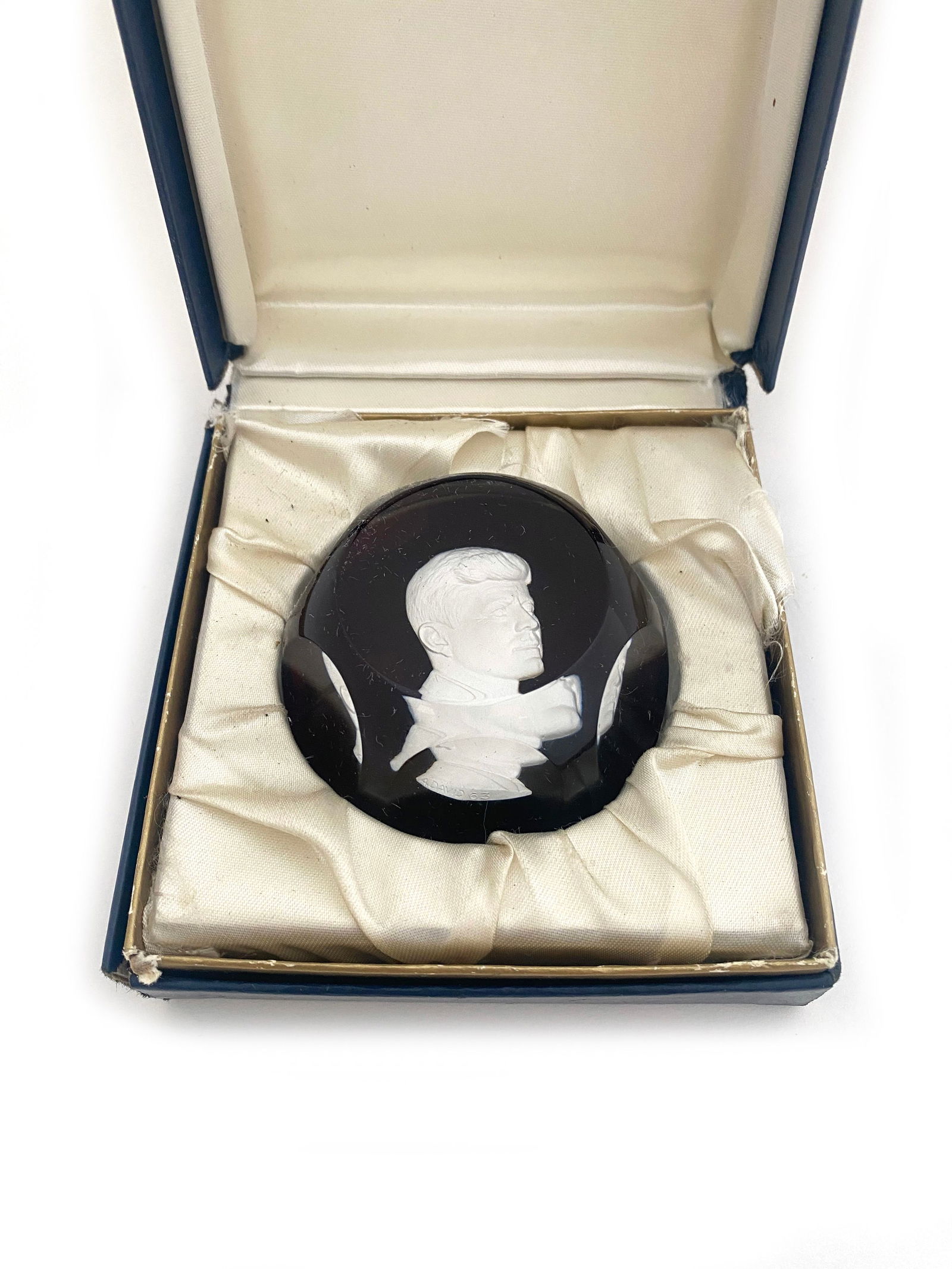 John F. Kennedy – Baccarat Crystal Sulphide Paperweight – Portrait Bust - 2