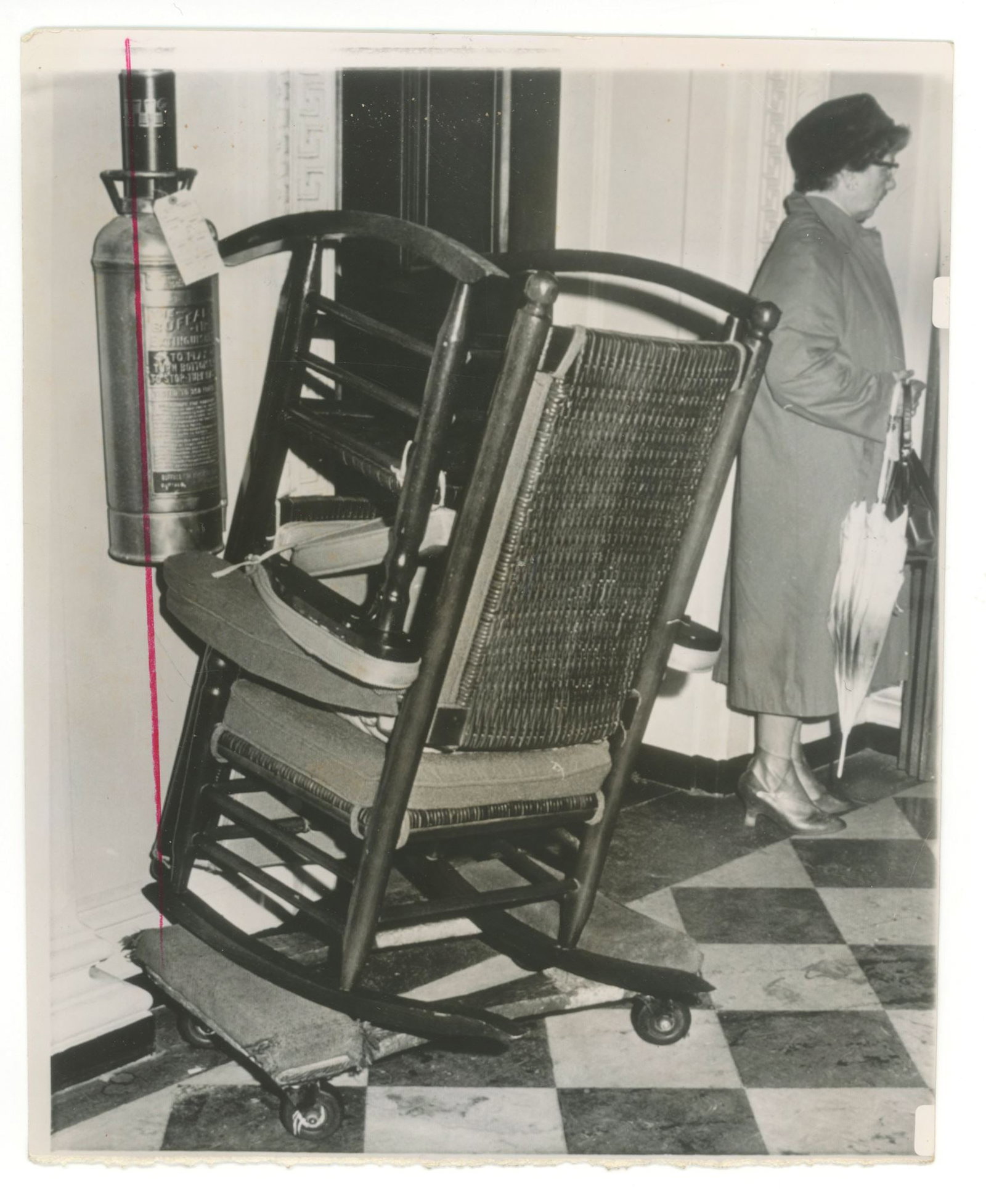 John F. Kennedy – White House Rocking Chairs Removed – Original Press Photo – Nove (1 of 2)