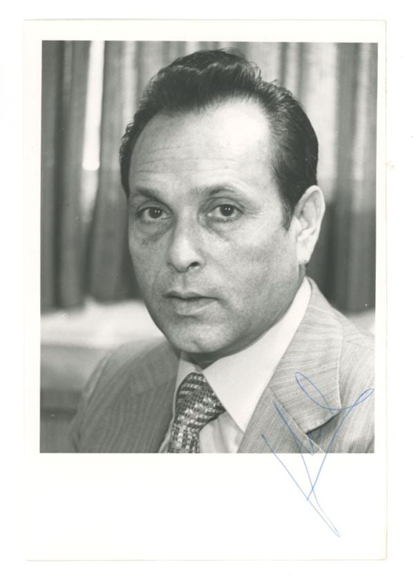 Yitzhak Moda'i - Israeli Politician Who Served 5 Terms in Knesset for Likud - Autographed Photograph: Details: Yitzhak Moda'i autographed 3.5 x 4.5" photograph. Accompanied by a typed signed letter from his assistant.Fine condition.Yitzhak Moda'i (January 1926 – 14 May 1998) was an Israeli