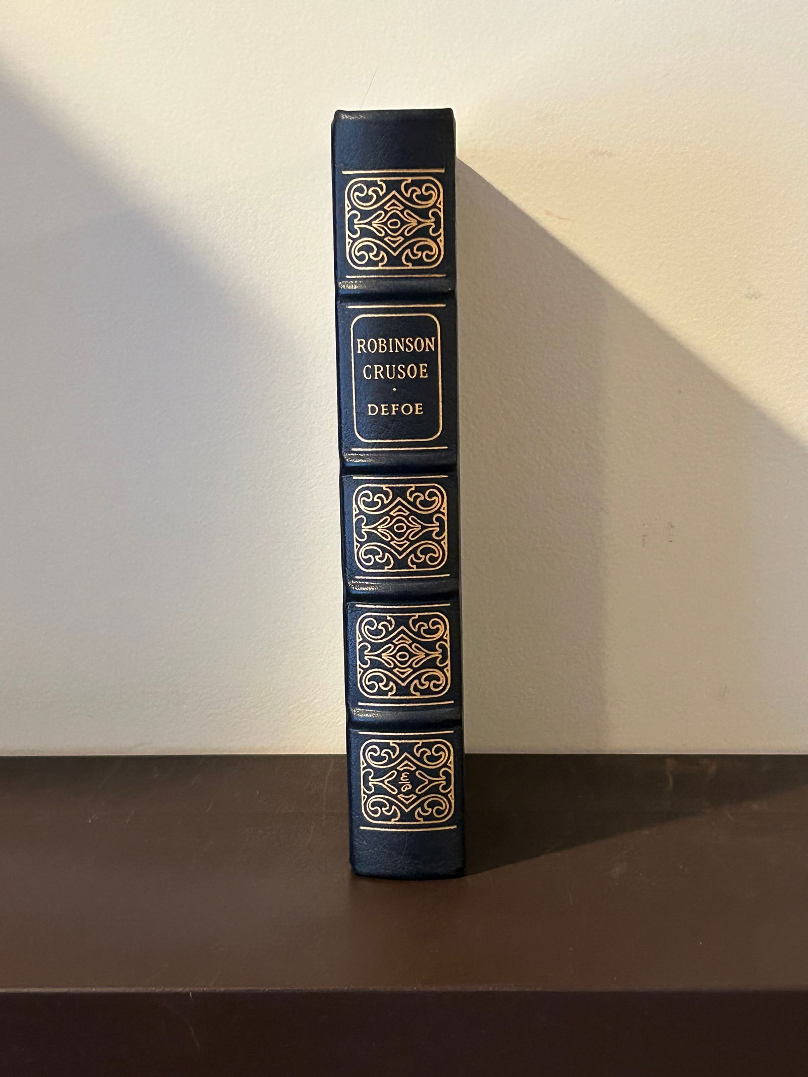 Robinson Crusoe by Daniel Defoe Leather Bound Collector's Edition: Robinson Crusoe by Daniel Defoe Leather Bound Collector's Edition published by Easton Press, Norwalk, 1976