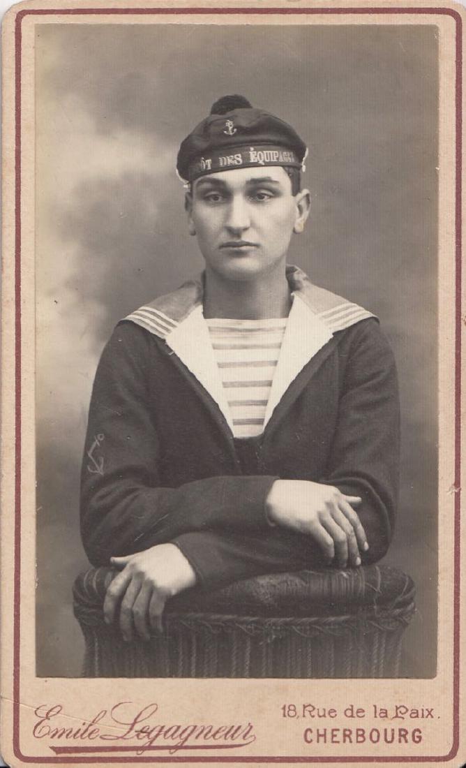 PORTRAITS. Environ 330 clichés sur carton fort: femmes,: PORTRAITS. Environ 330 clichés sur carton fort: femmes, enfants, hommes. Début XXe siècle. Réunis dans trois classeurs à anneaux. Dimensions: 105 x 65 mm. Nombreux photographes belges dont Gustav