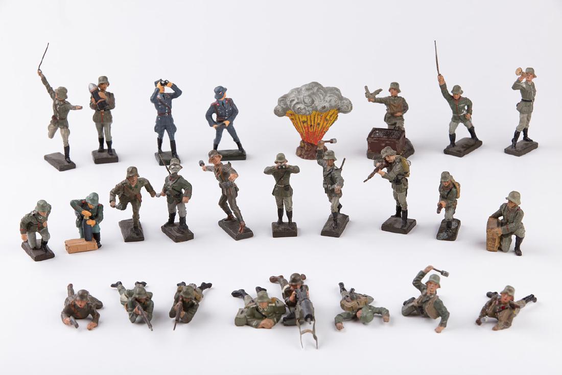 [ALLEMAGNE] LINEOL - Armée allemande. 23 figurines: [ALLEMAGNE] LINEOL - Armée allemande. 23 figurines dont une bombe explosant. Soldats en action, un soldat avec pigeon, un soldat avec mitrailleur.