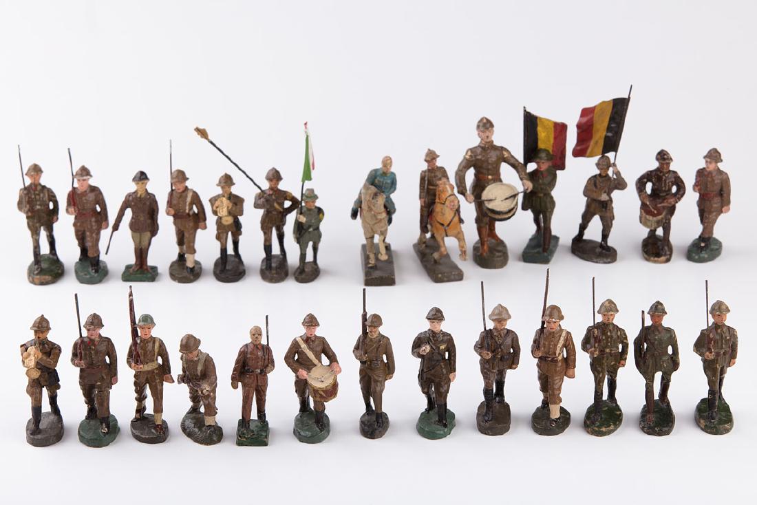 [BELGIQUE] ELASTOLIN - Armée belge. 2 clairons, 2: [BELGIQUE] ELASTOLIN - Armée belge. 2 clairons, 2 tambours dont un grand format, un soldat en marche et un porte-drapeau. JOINTS: - LINEOL: 2 officiers à cheval dont un sans casque. - SANS M