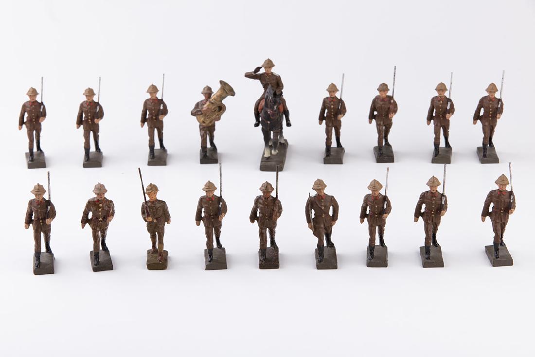[BELGIQUE] LINEOL - Armée belge. 1 officier à cheval,: [BELGIQUE] LINEOL - Armée belge. 1 officier à cheval, 1 trombone, 1 officier et 15 soldats défilant. Ensemble 18 figurines.