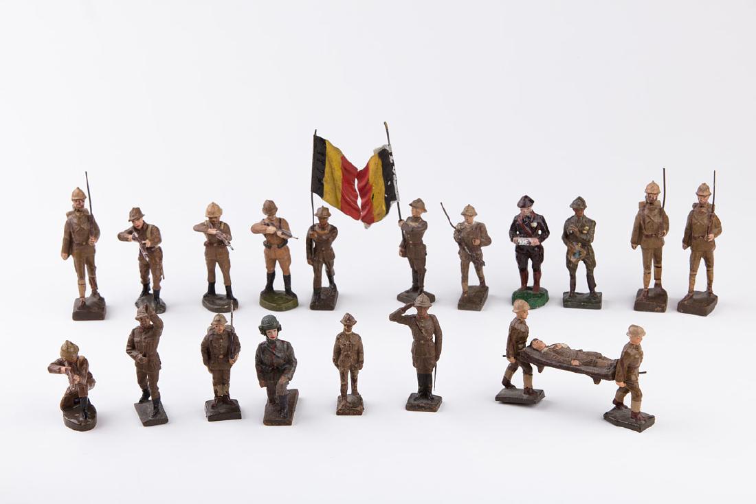 [BELGIQUE] LINEOL - Armée belge. 3 porte-drapeau dont: [BELGIQUE] LINEOL - Armée belge. 3 porte-drapeau dont un sans drapeau, 4 soldats défilant, 2 brancardiers portant une civière, 1 soldat au garde-à-vous, 1 officier défilant, 1 officier au garde-�