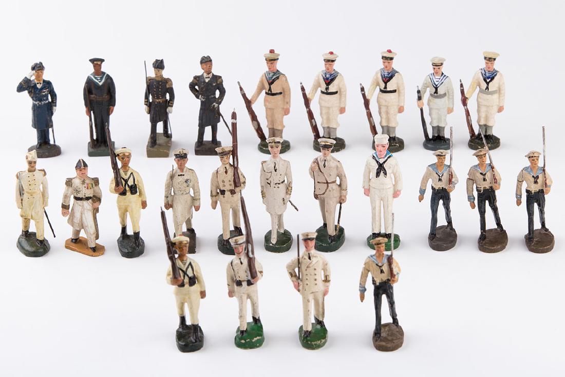 [MARINE] MB - Marine. 8 marins dont 1 officier, 1 porte: [MARINE] MB - Marine. 8 marins dont 1 officier, 1 porte-drapeau, uniforme blanc. JOINTS: - DURSO: 1 officier de la marine hollandaise. - LINEOL: 2 officiers. - ELASTOLIN: 5 marins don
