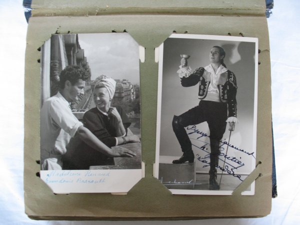 Acteurs et actrices. +/- 60 cartes postales: Acteurs et actrices. Une soixantaine de cartes postales en noir, quelques-unes en couleur. Album petit in-4, dos toile noire (album usagé). Madeleine Renaud, Mary Pickford, Charlie Chaplin, Rudolp