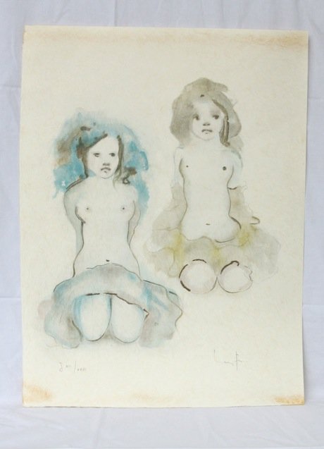 FINI, Leonor (Buenos Aires, 1908 - Paris, 1996) -: FINI, Leonor (Buenos Aires, 1908 - Paris, 1996) - Deux fillettes agenouillées. Lithographie en couleurs sur papier japon. Justifiée (12/26) et signée au crayon par l'artiste dans la marge inférie