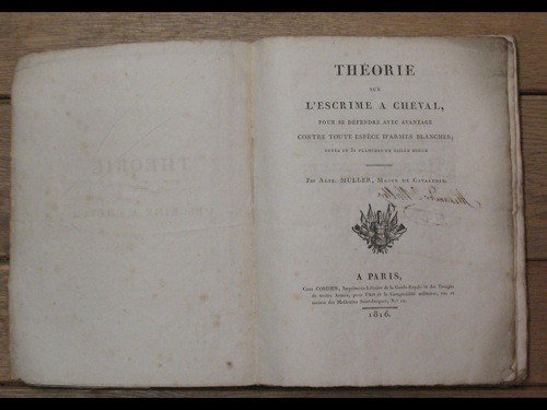 MULLER, Alexandre - Théorie sur l'escrime à cheval: MULLER, Alexandre - Théorie sur l'escrime à cheval, pour se défendre avec avantage contre toute espèce d'armes blanches. Ornée de 51 planches en taille douce. Paris, Cordier, 1816. In-4, brochage