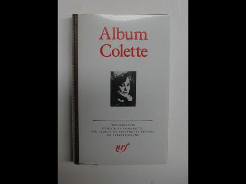 Album Colette. Iconographie choisie et commentée p: Album Colette. Iconographie choisie et commentée par Claude et Vincenette Pichois. 508 illustrations. [Paris], Gallimard, «Bibliothèque de la Pléiade», (1984). In-12, reliure de l'éditeur, jaque