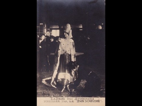 Au Bon MarchÃ© (Paris). Ensemble d'une 20aine de cartes: Au Bon MarchÃ© (Paris). Ensemble d'une 20aine de cartes postales et de 10 grandes images publicitaires Ã©mises par le Bon MarchÃ©. - Â«La Reine des Ã©tudiantsÂ» habillÃ©e par le Â«Bon 