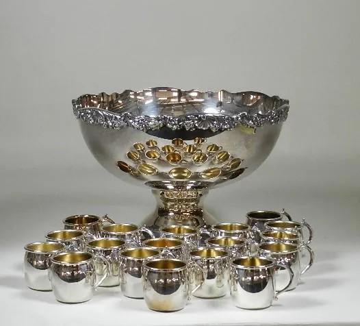 18 Piece Towle Silverplate Punch Bowl & Cups (1 of 4)