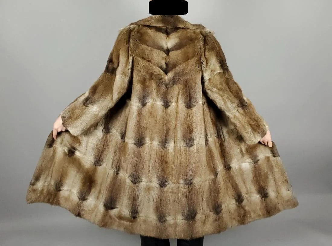 WOMENS BROWN BISAM FUR COAT: Dimension: important details , (measurements are approximate):length from collar: 115cm/45.27in; Shoulders:40cm/15.74in; Arms length:60cm/23.32in; Chest:100cm/39.37in; bottom sweep:80cm/31.49in 