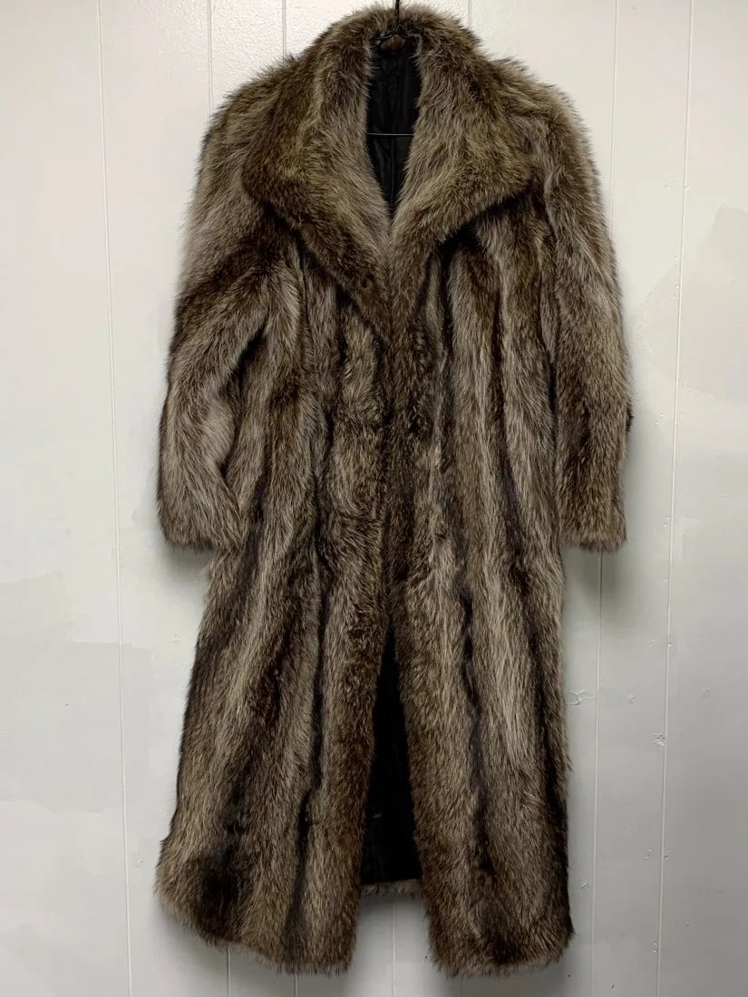 Women's Alper-Richman - Raccoon Fur Coat.: Vintage Women's Alper-Richman Furs Raccoon Fur Coat. Approximately measurements: 46" long, 17 1/2" shoulder to shoulder & 24" sleeve to shoulder.