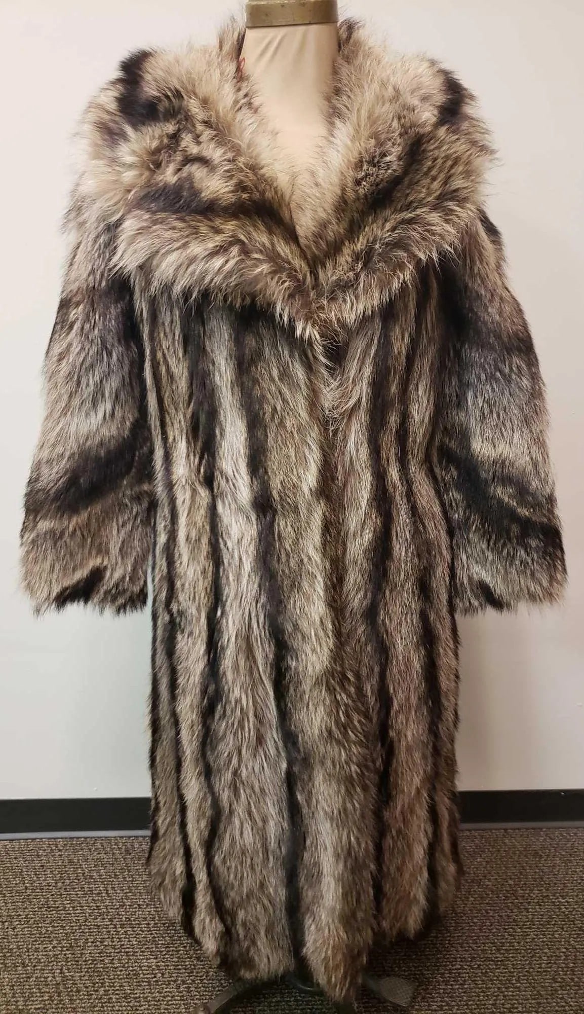 Marvin Richards Ltd Full Length Fur Coat: Marvin Richards Ltd Full Length Fur Coat. This fur coat is in great used condition. The coat has no known signs of damage to the interior or exterior. The interior of the coat is dark brown fabric