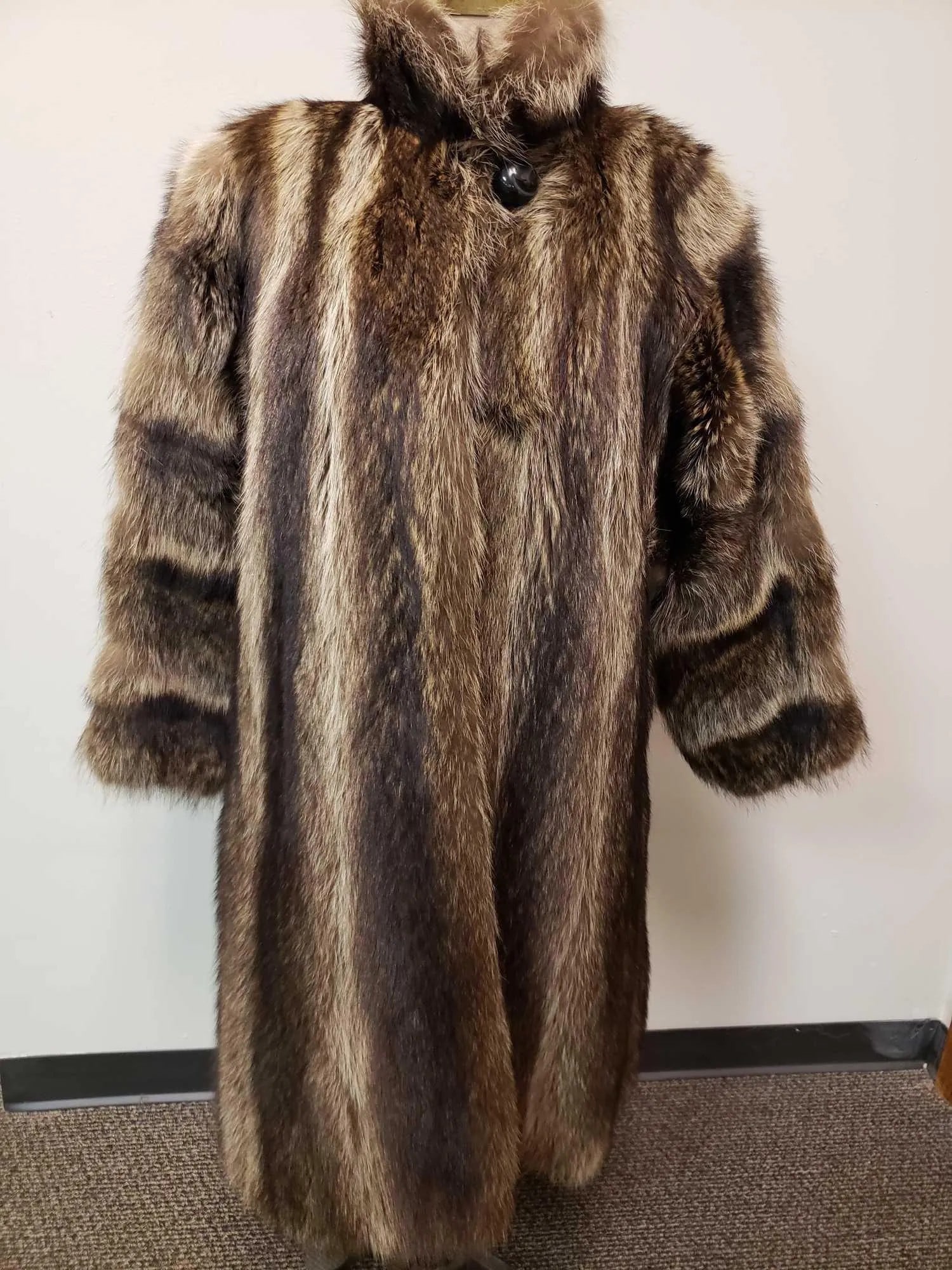 Gonrata Raccoon Fur Coat: Gonrata Raccoon Fur Coat. This raccoon fur coat is in great used condition. There is no known damage to the interior or exterior of the coat. Coat has a brown fabric interior lining with two