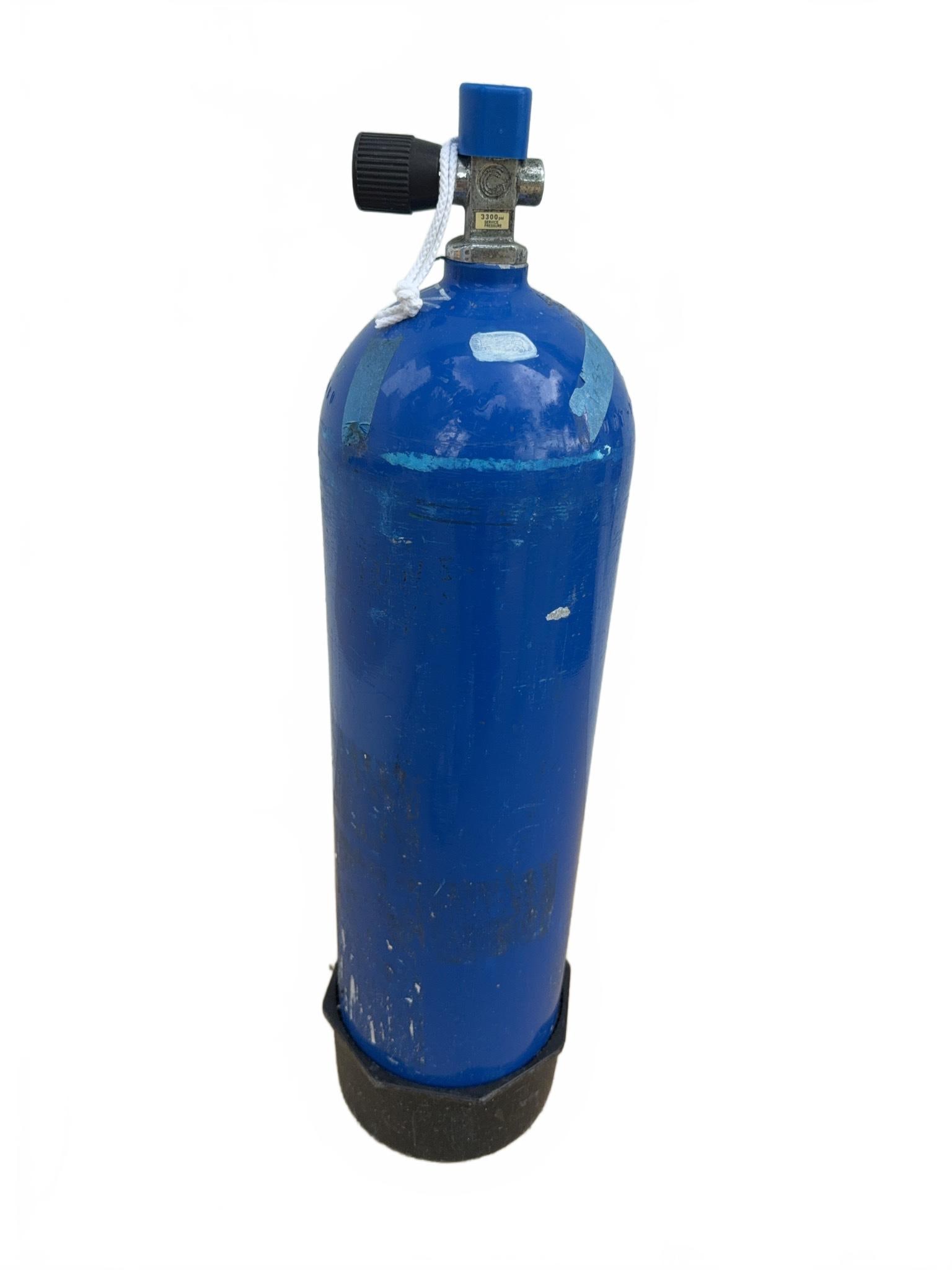 Aluminum 80 Cu. Ft. Scuba Diving Tank with Valve: Blue aluminum 80 Cu. Ft. scuba diving tank featuring a valve rated at 3300 psi. Includes bottom protective boot and inspection sticker from Tilden's Scuba Center 6/2025. Last hydro inspection 9/2023. 