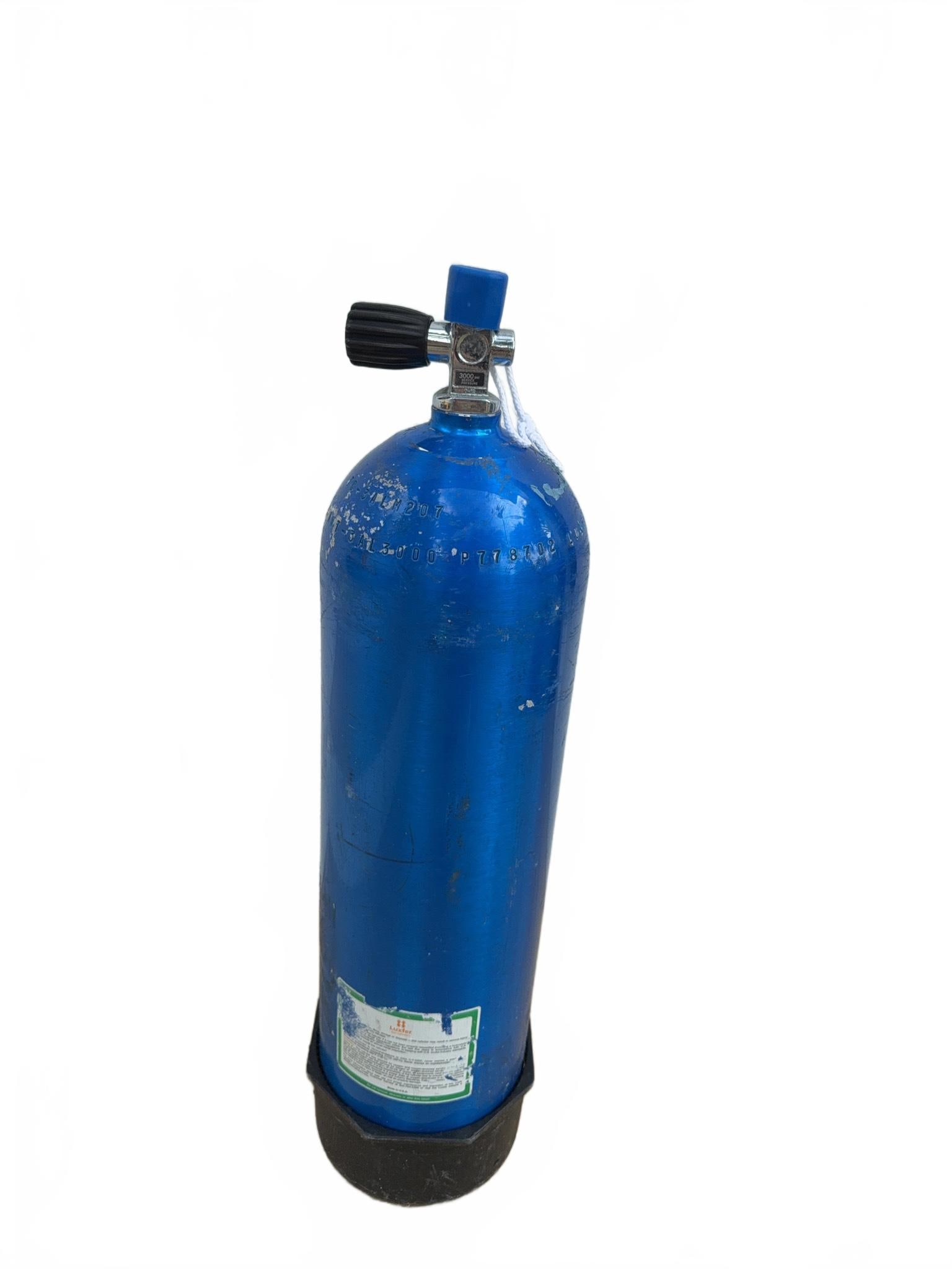 Aluminum 80 Cu. Ft. Scuba Diving Tank with Valve: Blue aluminum 80 Cu. Ft. scuba diving tank featuring a valve rated at 3000 psi. Includes bottom protective boot and inspection sticker from Tilden's Scuba Center 6/2025. Last hydro inspection 9/2023. 