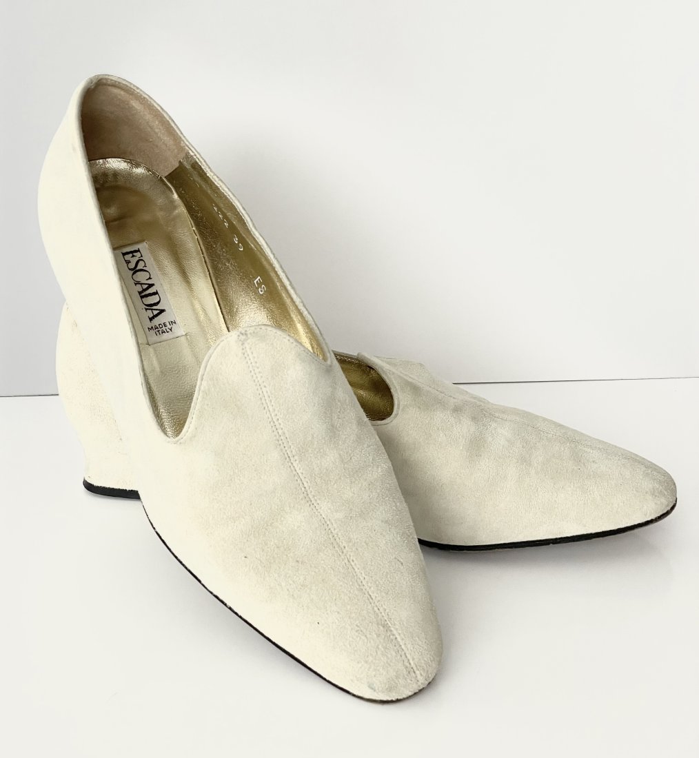 "Escada" ivory suede Shoes, 39.: Vintage women's shoes with a comfortable heel. From the LAdy Natalie's Private Collection. A magnificent symphony of valuable jewellery, clothes, shoes, watches, handbags, art and more...one of Switze