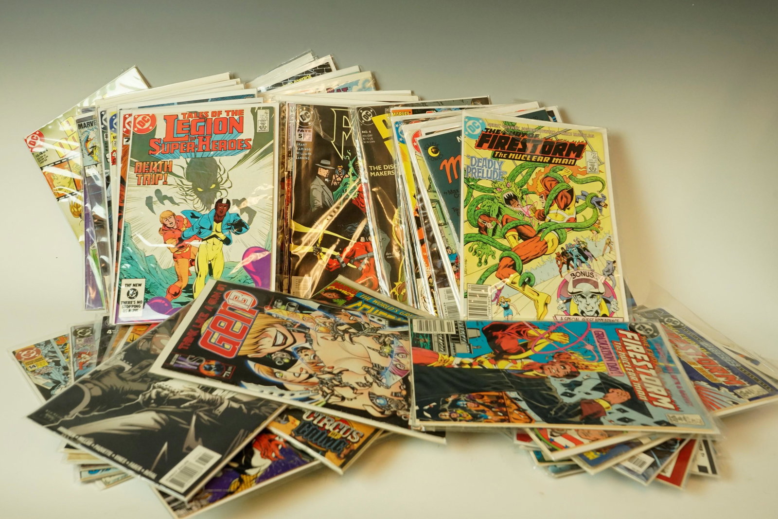 APPROX 100 COMIC BOOKS (1 of 7)