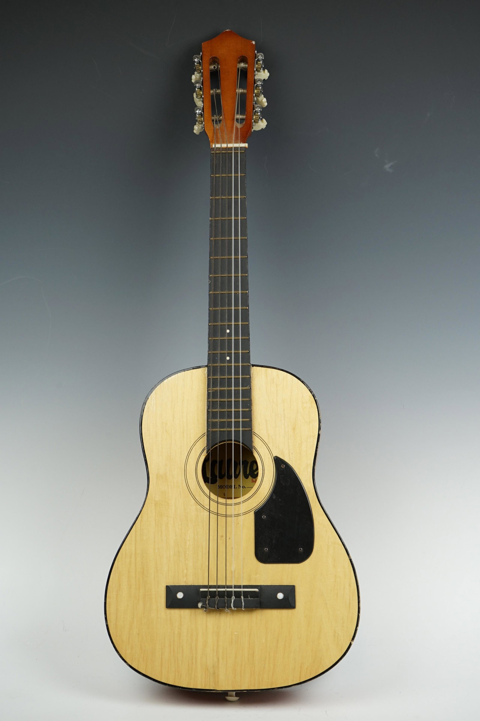 VINTAGE LAUREN GUITAR *No Reserve*: Material:Wood Size:Wide:11"/28cm Length:30"/76.5cm Additional Information:In terms of wood, sound quality and workmanship, Lauren's guitars all reflect her deep understanding of guitar weaving technol