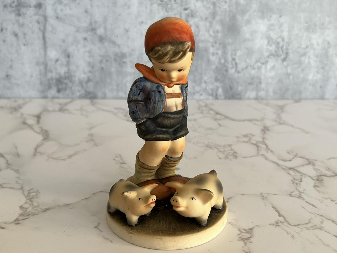 Germany Goebel Hand-painted ceramic Hummel doll: Origin:Germany Date/Period:20TH.C Material:Ceramic Size:Please refer to the size of the reference Additional Information:German Hummel Doll, known as "the most expensive doll in the world", was born i