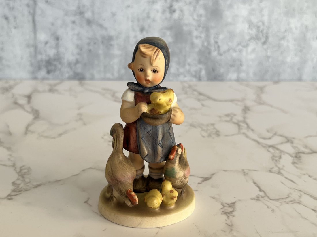 Germany Goebel Hand-painted ceramic Hummel doll: Origin:Germany Date/Period:20TH.C Material:Ceramic Size:Please refer to the size of the reference Additional Information:German Hummel Doll, known as "the most expensive doll in the world", was born i