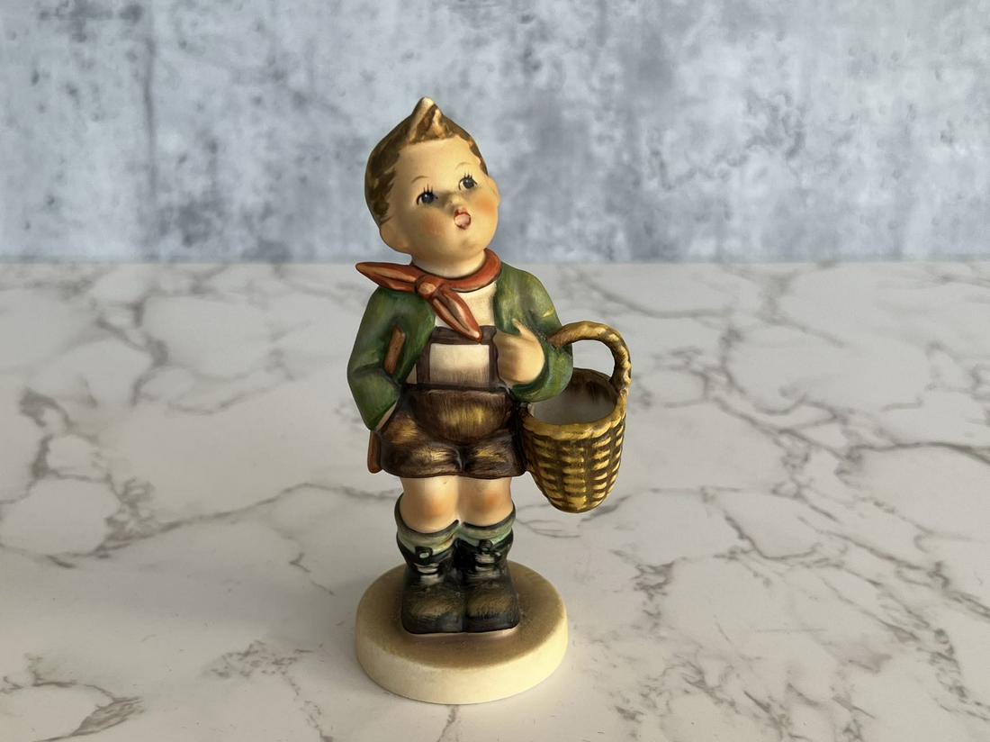 Germany Goebel Hand-painted ceramic Hummel doll: Origin:Germany Date/Period:20TH.C Material:Ceramic Size:Please refer to the size of the reference Additional Information:German Hummel Doll, known as "the most expensive doll in the world", was born i