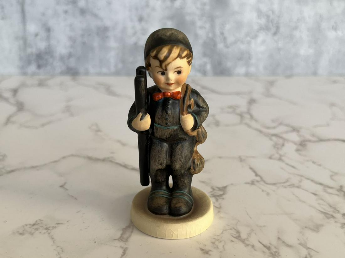 Germany Goebel Hand-painted ceramic Hummel doll: Origin:Germany Date/Period:20TH.C Material:Ceramic Size:Please refer to the size of the reference Additional Information:German Hummel Doll, known as "the most expensive doll in the world", was born i