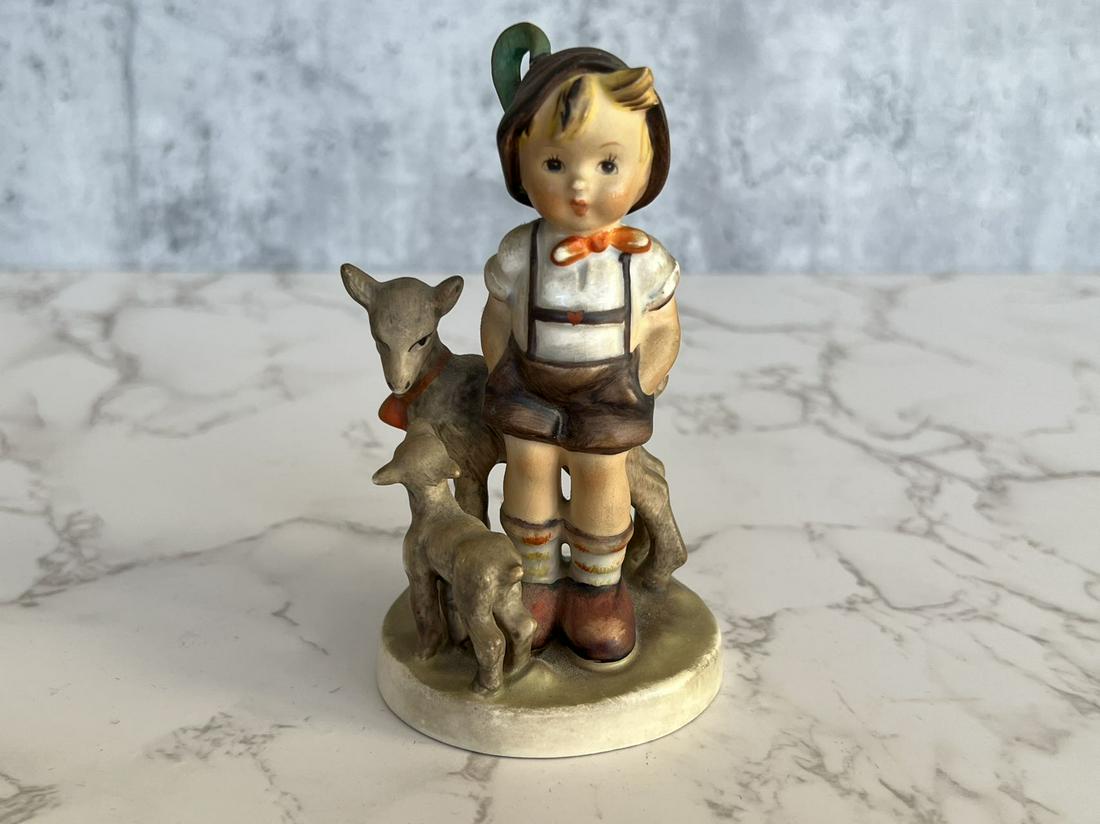 Germany Goebel Hand-painted ceramic Hummel doll: Origin:Germany Date/Period:20TH.C Material:Ceramic Size:Please refer to the size of the reference Additional Information:German Hummel Doll, known as "the most expensive doll in the world", was born i