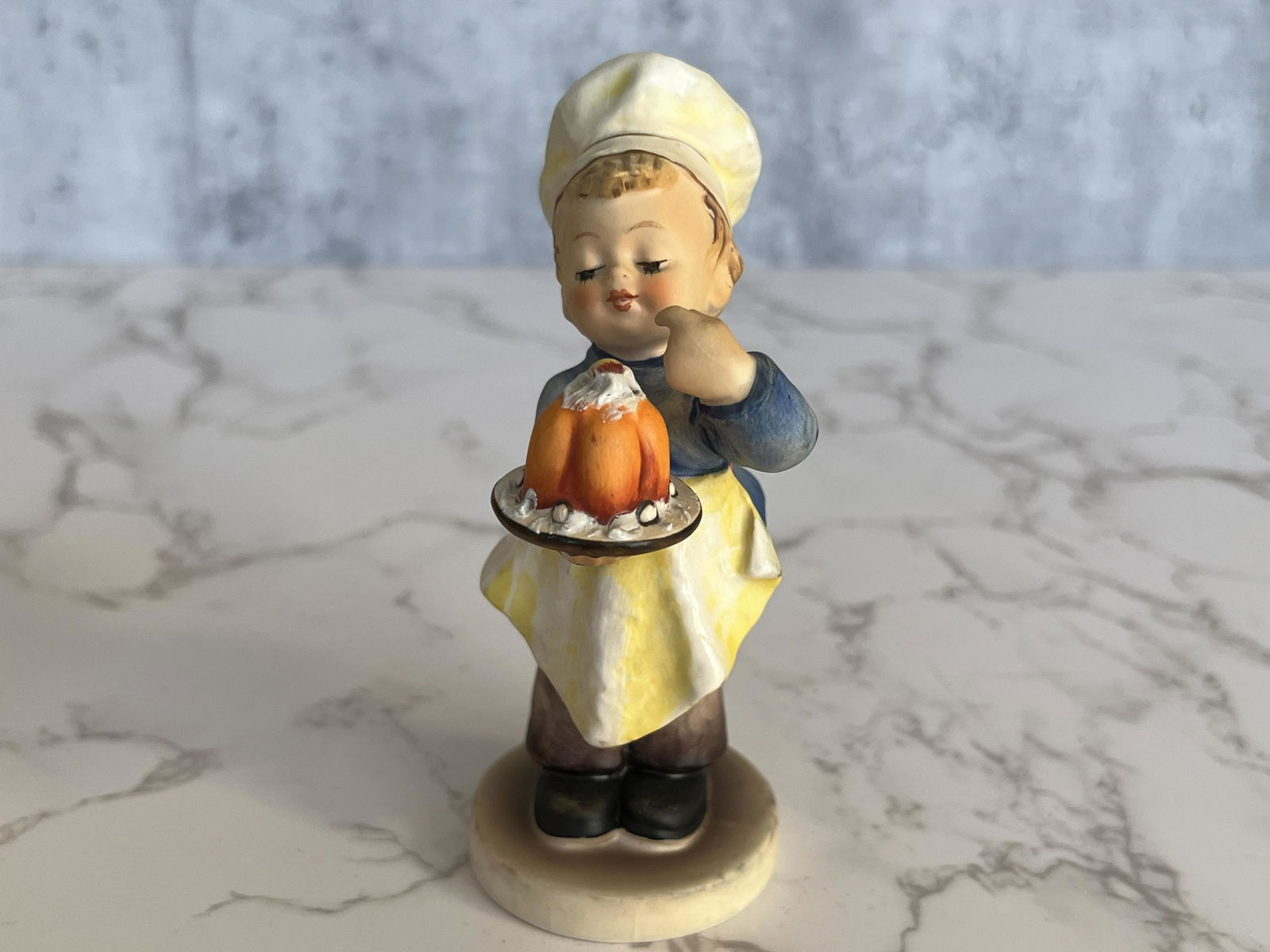 Germany Goebel Hand-painted ceramic Hummel doll: Origin:Germany Date/Period:20TH.C Material:Ceramic Size:Please refer to the size of the reference Additional Information:German Hummel Doll, known as "the most expensive doll in the world", was born i