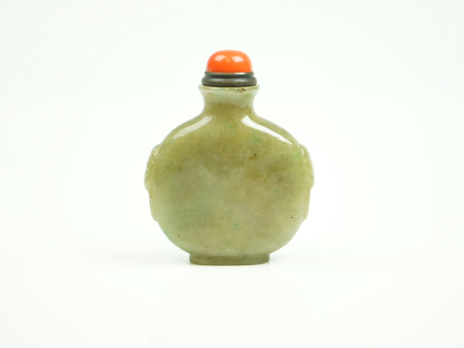 A CARVED PALE GREEN JADEITE SNUFF BOTTLE (1 of 4)
