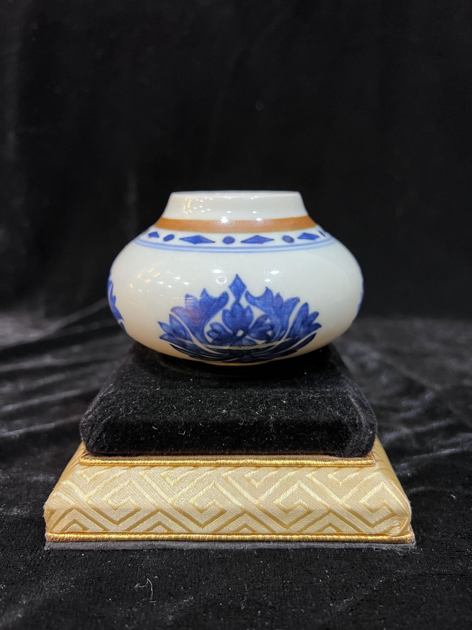 A KANGXI BLUE AND WHITE BOWL , CHINA, 17TH/18TH CENTURY (1 of 5)