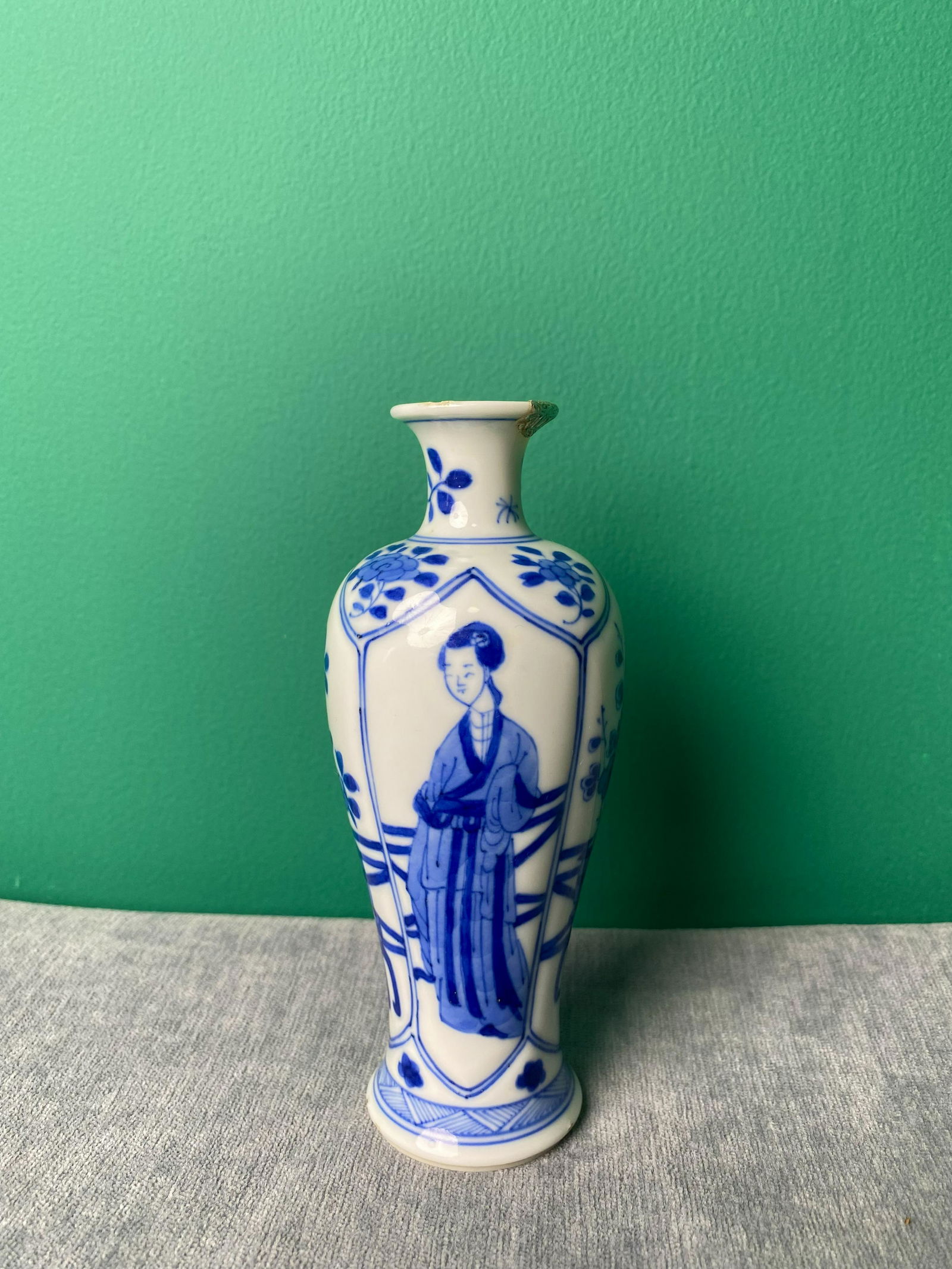 Kangxi Small Chinese Blue and White Vase (1 of 9)