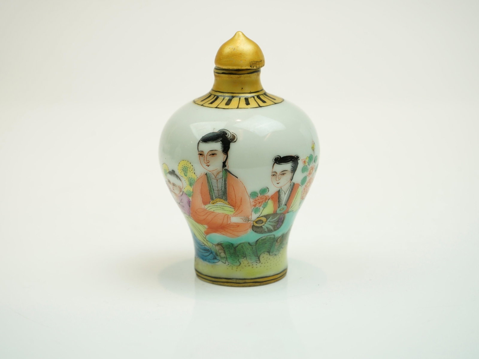 FAMILLE ROSE PORCELAIN SNUFF BOTTLE: Origin: CN Date/Period:20th C Material: Porcelain Approximate Size: Height: 3-1/4 in/ 8.5cm Condition: Offered in overall good condition. Surface wears,with age and use.Please refer to the picture .LU