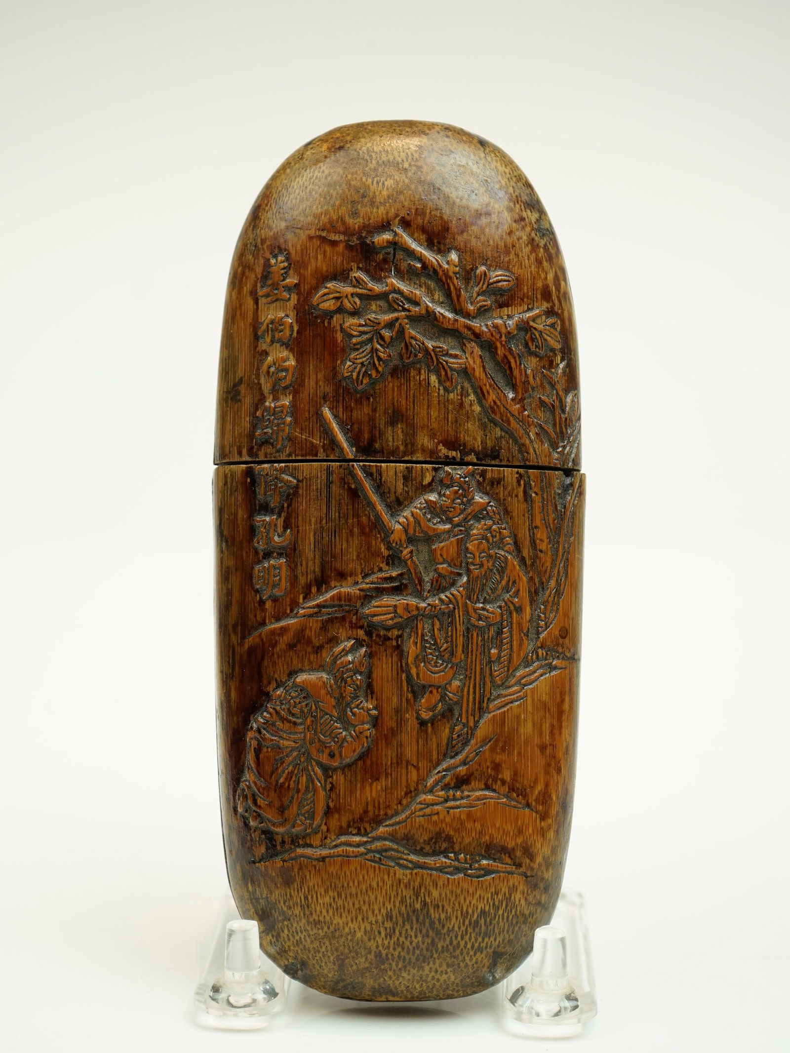 A bamboo-made eyeglass case with carved " Three Kingdoms" (1 of 6)