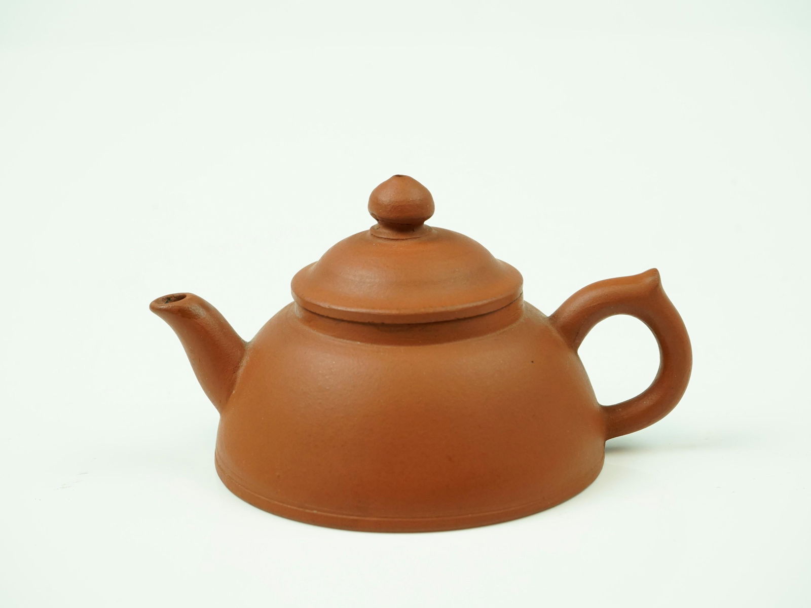 Fine Chinese Yixing Clay 'Frogs'Teapot (1 of 5)