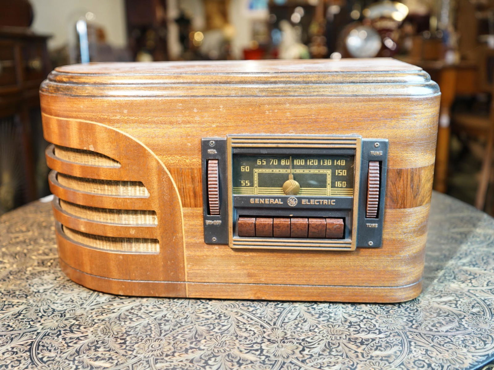 Rare 1939 General Electric Tube Walnut Wood Radio: Origin: USA Date/Period: 20th.c Approximate Size: Height: 9in Length : 15in Width:7.5in LUXUR FINE ART AUCTION attempts to check every lot correctly, we will attempt to point out any defects as much a
