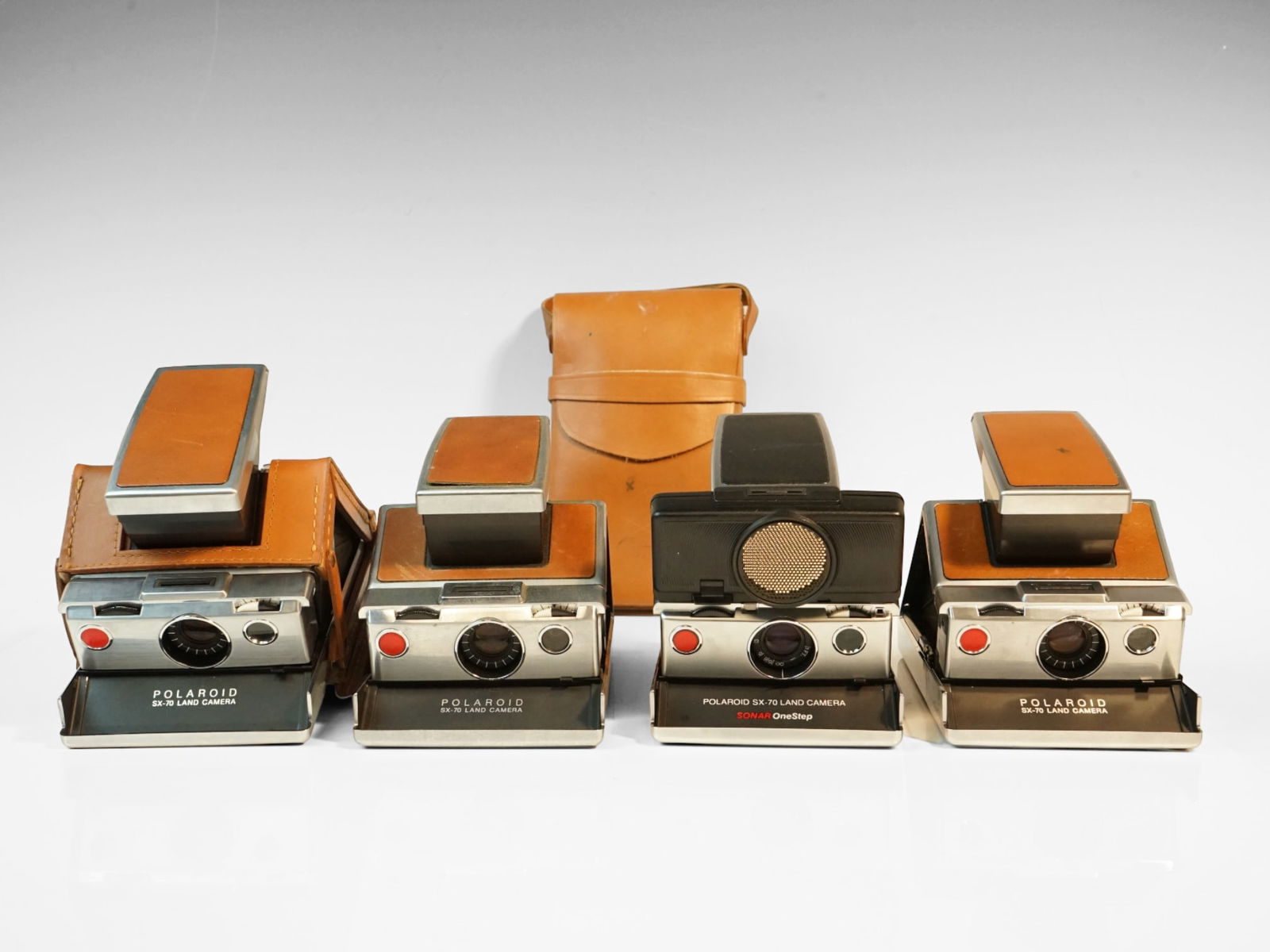 Lot of 4 vintage polaroid sx-70 land cameras (1 of 5)