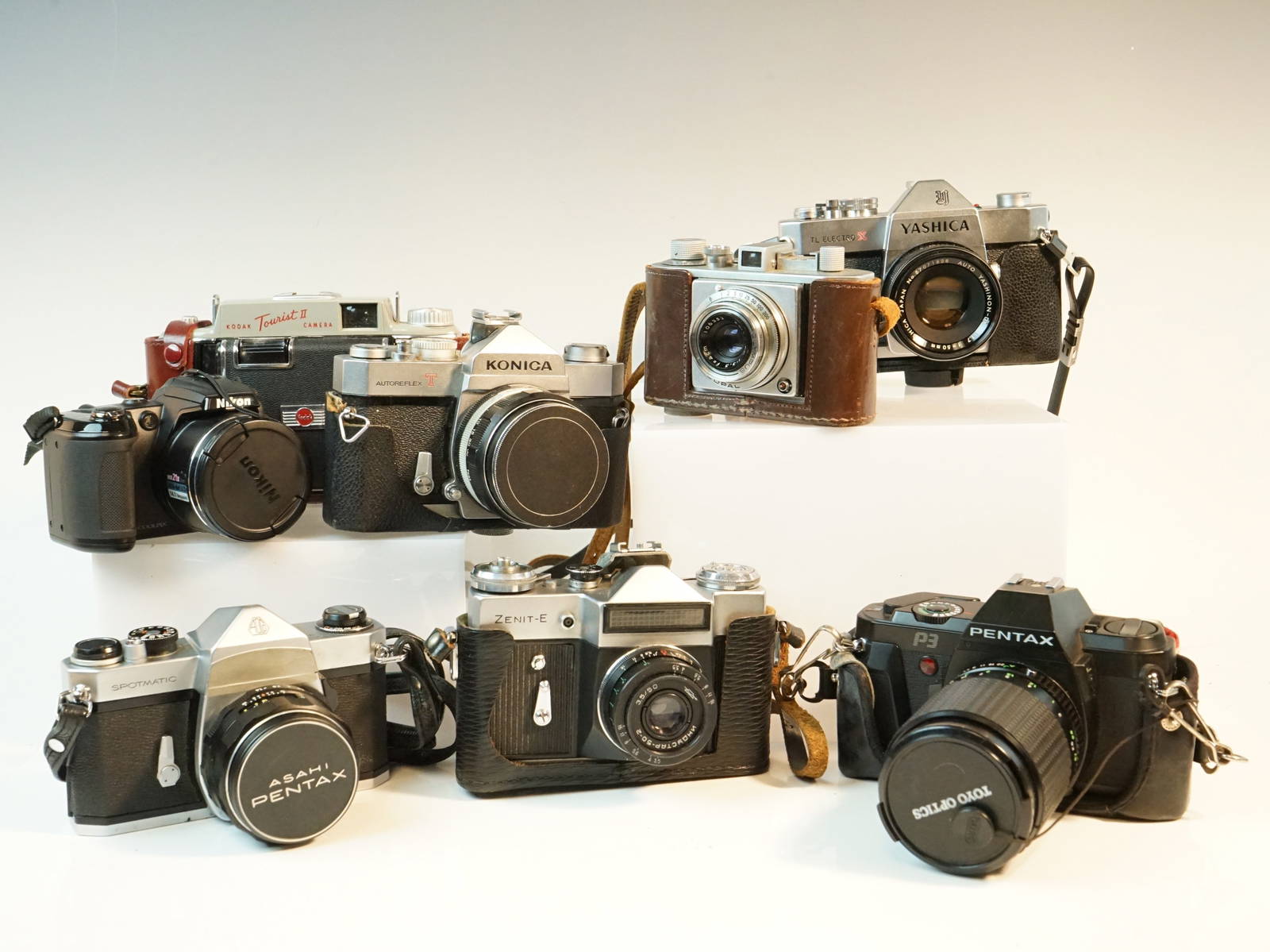 Lot Of 8 Vintage Cameras Auction