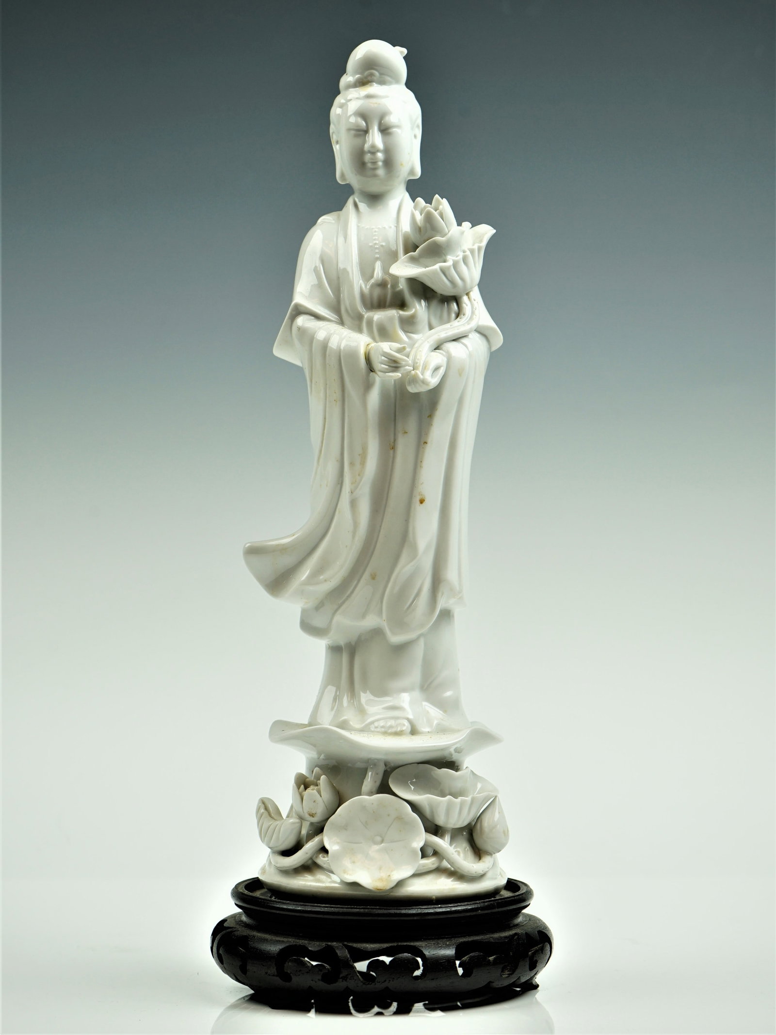 Fine Chinese Porcelain Goddess Kwan Yin Wood Stand: Origin:ChinaDate/Period: 20TH.CMaterial:PorcelainSize:Height:19in/48cmAdditional Information:This is the mercy Kwan Yin holding a lotus flower, and Avalokiteshvara is also on the lotus throne. Kwan Yi