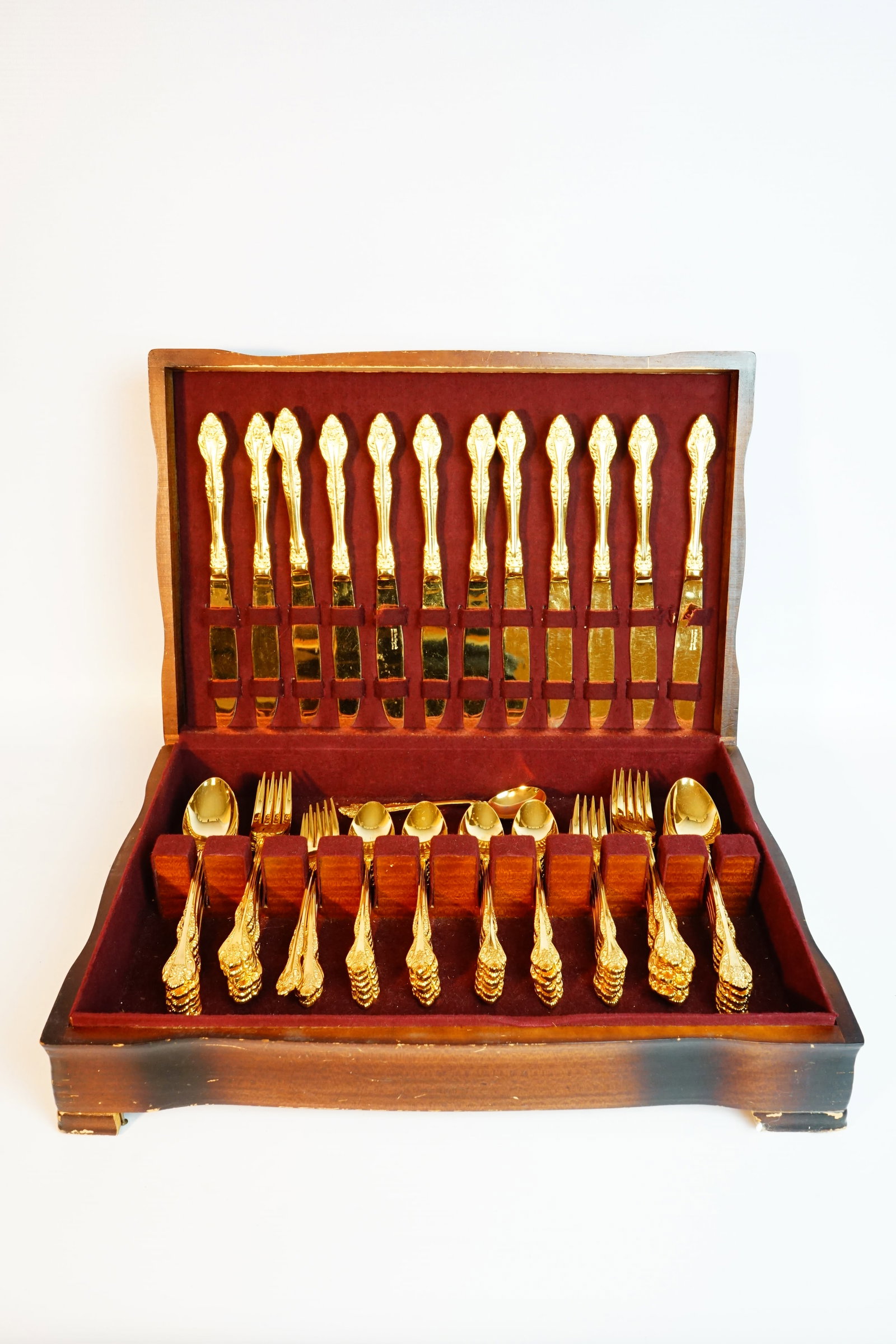 A lot of stainless steel gold-plated flatware ,20th c: Shipping: We offer in-house shipping services for most small items. This means that we will take care of packing and shipping the items directly to you. For larger or specialized items, we recommend u