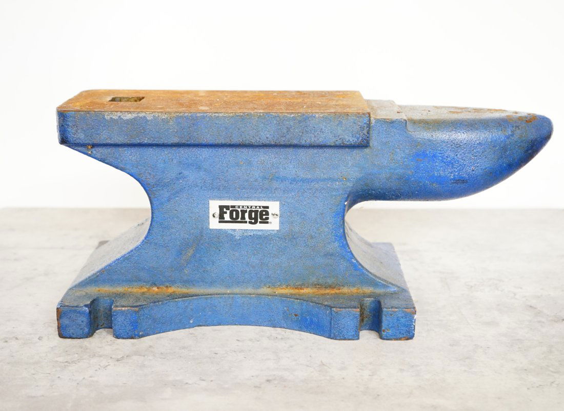 Vintage central forge 55 lb. Rugged cast iron anvil hand tool,20th c (1 of 6)