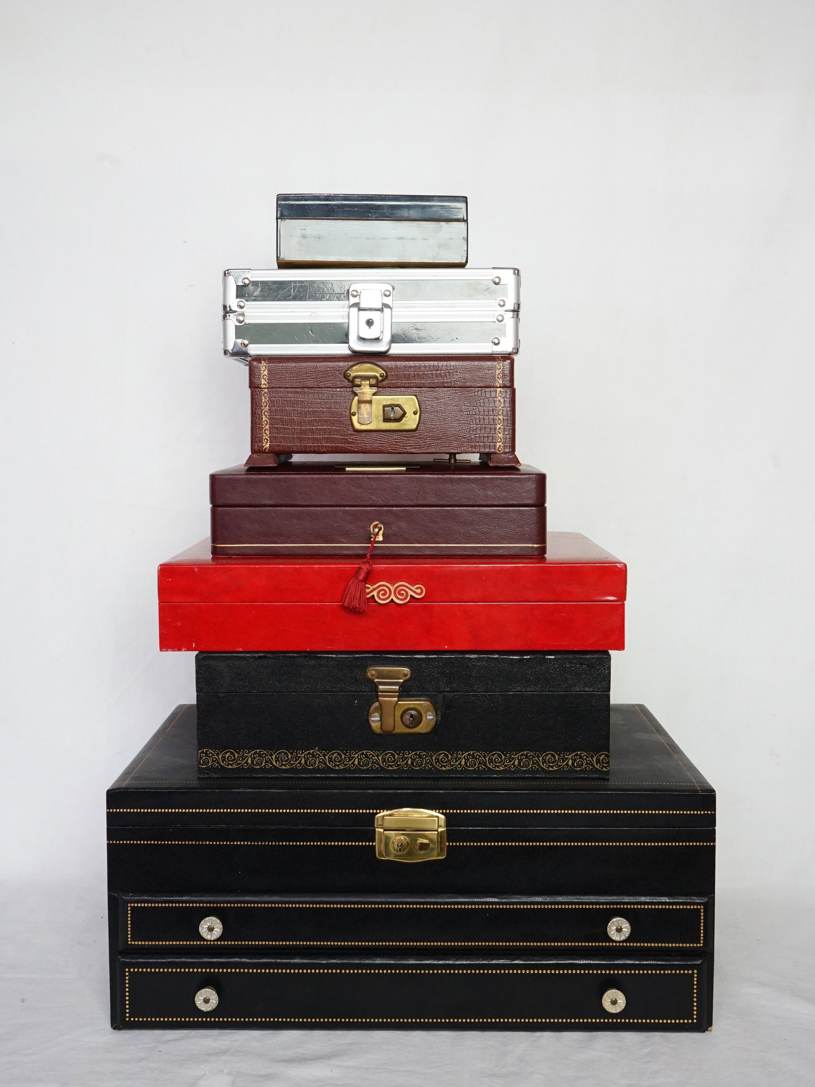 Lot of 7 Vintage Jewelry Boxes: Approximate size: largest 6.5x16x9 in/smallest 2x5x5 in Shipping: We offer in-house shipping services for most small items. This means that we will take care of packing and shipping the items directly