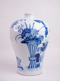 Blue and White 'Hundred Antiques' Vase