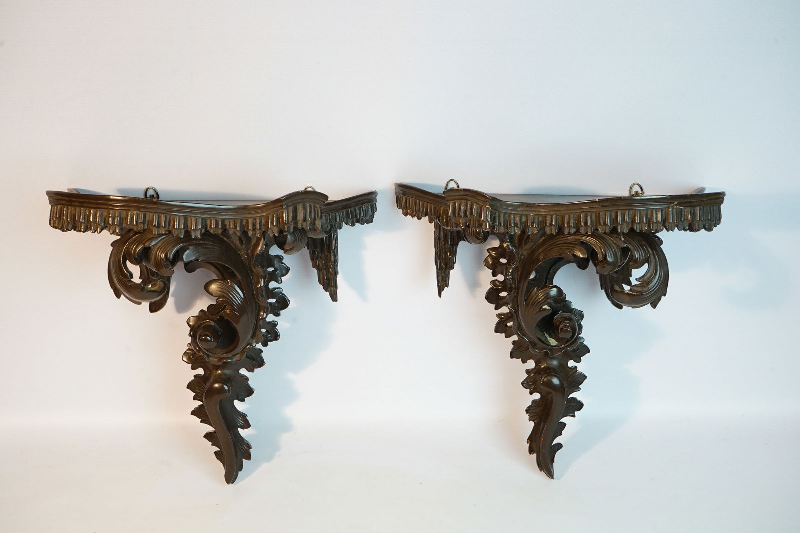 Pair of Eurpean Style Wooden Flower Carved Wall Brackets (1 of 10)