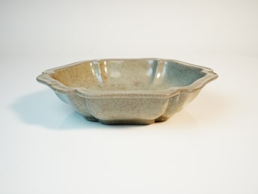 Chinese Guan-Type Flower-Mouth Porcelain Plate,Ming Dynasty