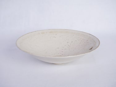 Chinese Modled White Glazed Ceramic Shallow Bowl