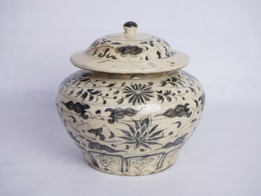 Chinese Yunnan Yuxi Kiln Blue and White Covered Jar