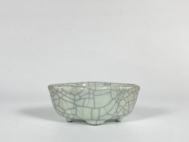 Chinese Guan Kiln Celadon Glaze Flower Mouth Bowl, Qing Dynasty